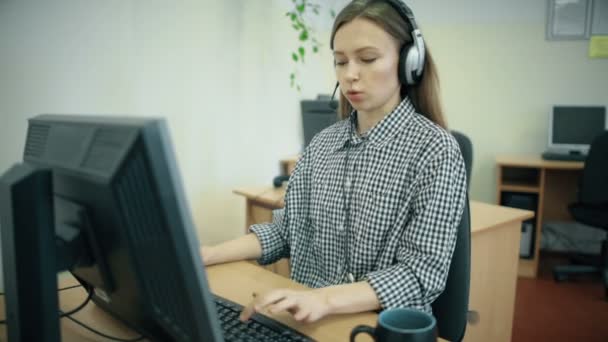 Agenti di call center che lavorano nel loro ufficio luminoso — Video Stock