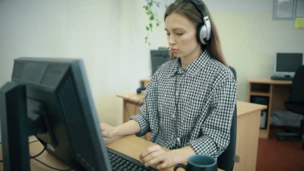 Agents des centres d'appels travaillant dans leur bureau lumineux — Video