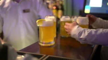 Garson masadan iki bardak bira alıyor