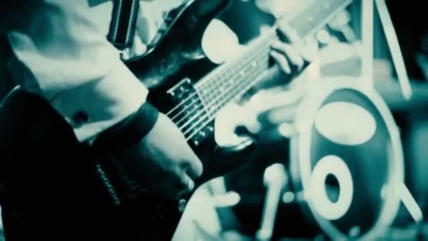 Suonare la chitarra al club con musica a colori — Video Stock