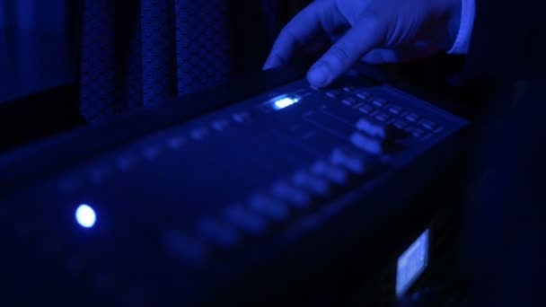 Les mains de DJ modifient différents contrôles de piste sur le pont djs 