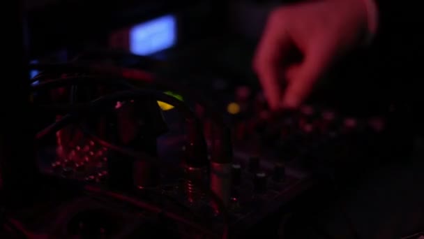 Les mains de DJ modifient différents contrôles de piste sur le pont djs — Video