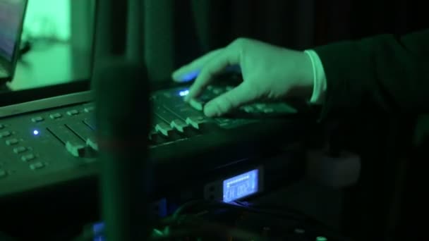 Руки DJ Tweak різні елементи керування треком на палубі діджеїв — стокове відео