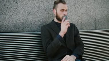 bir bankta oturan ve telefon ederek gülümseyen afro Amerikan Yöneticisi