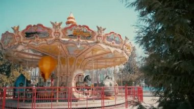 parkta çocuk atlıkarınca