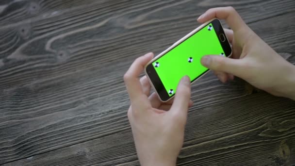 Cerca de hombre sosteniendo la pantalla táctil del teléfono inteligente con la llave verde del croma de la pantalla para — Vídeos de Stock