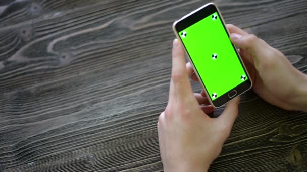 男子手持智能手机触摸与绿色屏幕色度键关闭 — 图库视频影像
