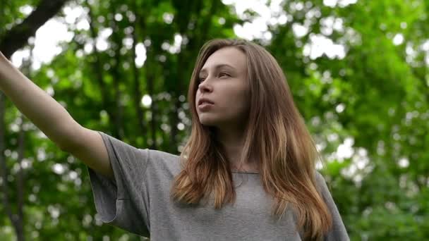 Portret van een mooie jonge vrouw, selfie in de straat een smartphone — Stockvideo