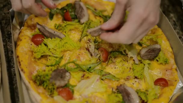 Разрезание домашней пиццы — стоковое видео