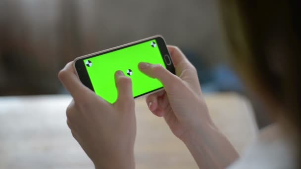 Fiatal lány a gazdaság Smartphone-val Green Screen: esti idő. — Stock videók