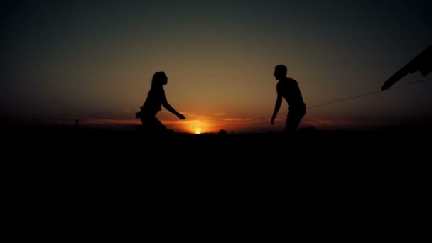 男は日没とダウンズで女性をスローします。 — ストック動画