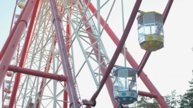 Bir eğlence parkı demek mavi gökyüzü ve beyaz bulut karşı dev dönme dolap