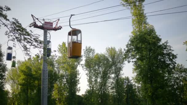 Seilbahn mit Kabinen auf blauem Himmel, Vinperl-Vergnügungspark — Stockvideo