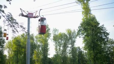 Teleferik kabinleri üzerinde mavi gökyüzü arka plan, Vinpearl eğlence parkı