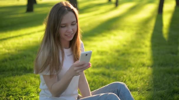 Joven hermosa mujer hipster utilizando el teléfono inteligente en la ciudad — Vídeos de Stock