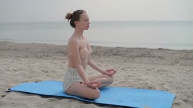 pratik yoga yaz çevre içinde genç bir kadın portresi