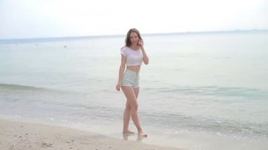 cep telefonu bir plaj olan kadın