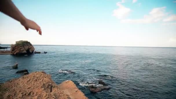 Sonríe Libertad y felicidad mujer en la playa. Ella está disfrutando de la serena naturaleza oceánica durante — Vídeos de Stock