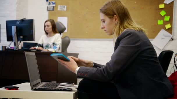 Jeune fille avec ordinateur portable, travaillant dans le bureau à domicile - entreprise, éducation — Video