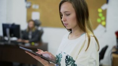 iş kadını tablet ile koridorda duran