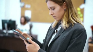 iş kadını tablet ile koridorda duran