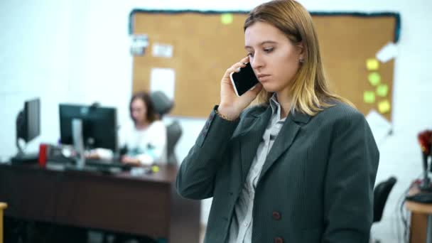 Bela jovem mulher sentada a uma mesa, ela trabalha com — Vídeo de Stock