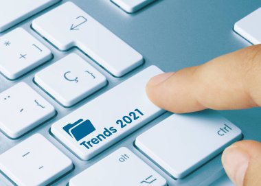 Metalik Klavyenin Mavi Anahtarı Üzerine Yazılan Eğilim 2021. Parmak tuşuna bas.