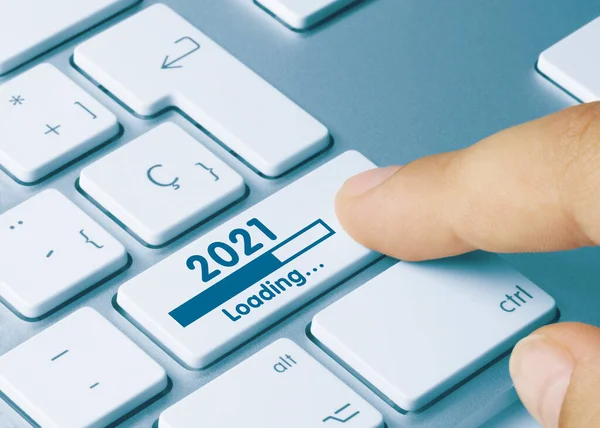 2021 Carregando Escrito Blue Key Metallic Keyboard Tecla Pressão Dedo — Fotografia de Stock