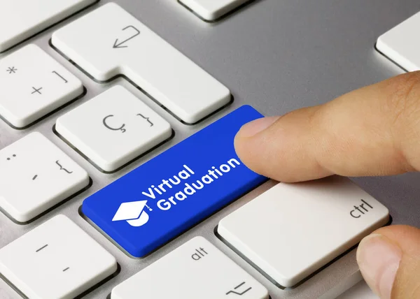 Graduação Virtual Escrito Tecla Azul Teclado Metálico Dedo Pressionando — Fotografia de Stock