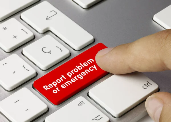 金属键盘红键上的报告问题或紧急情况 手指按键 — 图库照片