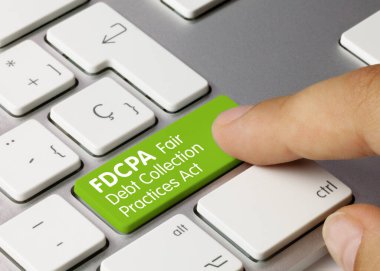FDCPA Adil Borç Toplama Uygulaması Yasası Metalik Klavyenin Yeşil Anahtarı üzerine yazıldı. Parmak tuşuna bas.