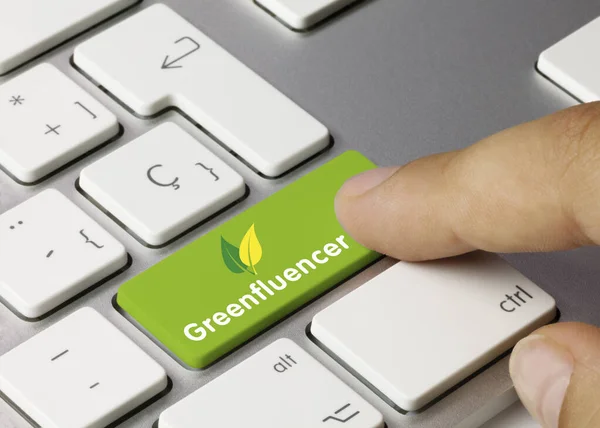 Гринфлюенсер Зеленом Ключе Металлической Клавиатуры Нажатие Пальца — стоковое фото
