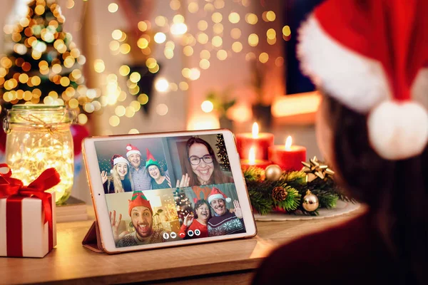 Mutlu ailesiyle Noel videosu çeken bir kız. Koronavirüs yüzünden Noel boyunca karantinada olan aileler. Xmas hala rahat bir odada tabletle yaşıyor.