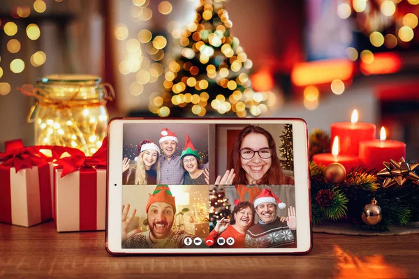 Aileyle Noel videosu görüşmesi. Koronavirüs yüzünden Noel boyunca karantinada olan aileler. Xmas hala rahat bir odada tabletle yaşıyor.
