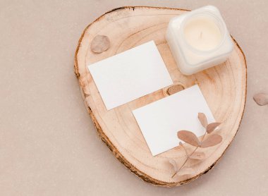 İki minimalist ziyaretçi kartını kapat. Yapraklar ve bir sandıkta mumla taklit et.