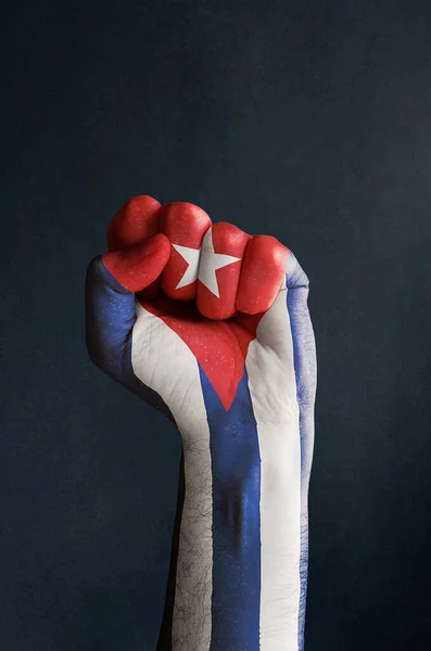 Foto Vertical Punho Levantado Com Bandeira Cubana Fundo Escuro Sos — Fotografia de Stock