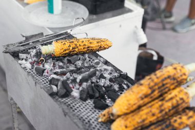 Kömürde kavrulan mısırların bir kaç kulağı