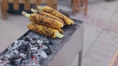 Bir sokak yemekhanesinde kızartılmış mısır koçanı stok videosu.