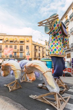 Valencia, İspanya - Ağustos 2021: 2021 Coronavirus COVID-19 salgınından sonra Valencia 'lı Las Fallas geri döndü. Falla 'nın çeşitli parçaları en önemli festivalin montaj gününde
