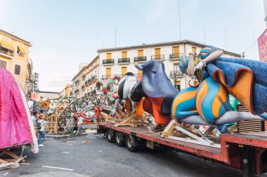 Valencia, İspanya - Ağustos 2021: 2021 Coronavirus COVID-19 salgınından sonra Valencia 'lı Las Fallas geri döndü. Falla 'nın çeşitli parçaları en önemli festivalin montaj gününde