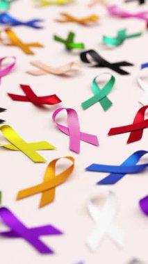 Yumuşak bir arkaplan üzerinde farklı kanser türleri için çoklu farkındalık kurdeleleri ve 3 boyutlu animasyon alanının kopyalandığı Dünya Kanser Günü videosu