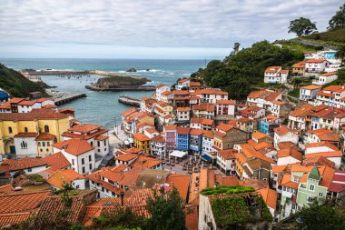 İspanya 'nın Asturias kentindeki Cantabrian Denizi kıyısındaki Cudillero balıkçı köyü..