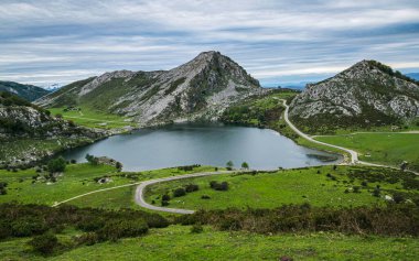 Enol Gölü, İspanya, Asturias 'taki Covadonga Gölü' nden biri..