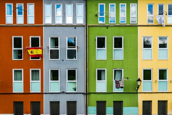 Bunte Fassaden Mit Spanischer Flagge Hängen Einem Der Fenster Gijon — Stockfoto