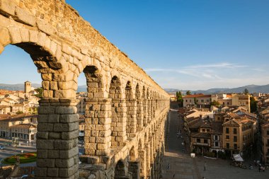 Segovia 'nın su kemeri, İspanya' nın Segovia şehrinin ünlü simgesidir..