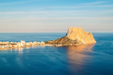Peon d 'Ifach namı diğer Calpe Kayası, Costa Blanca, İspanya. Costa Blanca kıyı şeridi boyunca yer alan en ünlü simgelerden biridir ve aynı zamanda korunan bir Doğal Park 'tır..