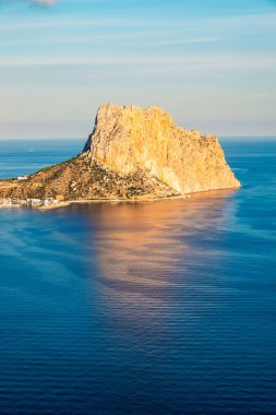 Peon d 'Ifach namı diğer Calpe Kayası, Costa Blanca, İspanya. Costa Blanca kıyı şeridi boyunca yer alan en ünlü simgelerden biridir ve aynı zamanda korunan bir Doğal Park 'tır..
