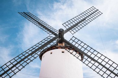 Campo de Criptana 'da mavi gökyüzüne karşı eski beyaz rüzgar gülü, Kastilya la Mancha, İspanya.
