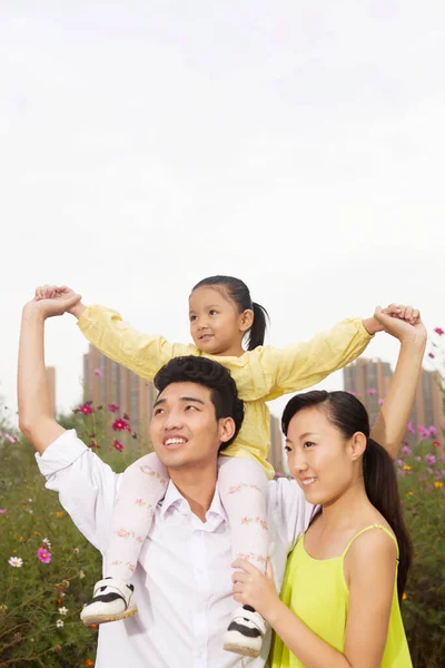 Une famille heureuse de trois personnes dans le parc pour une sortie — Photo