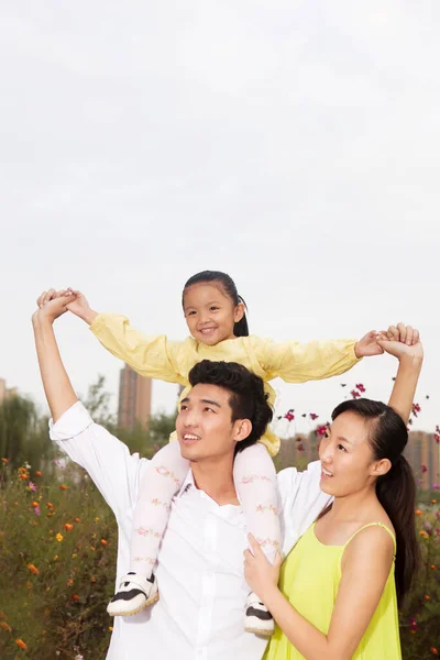 Счастливая семья из трех человек в парке для прогулки — стоковое фото
